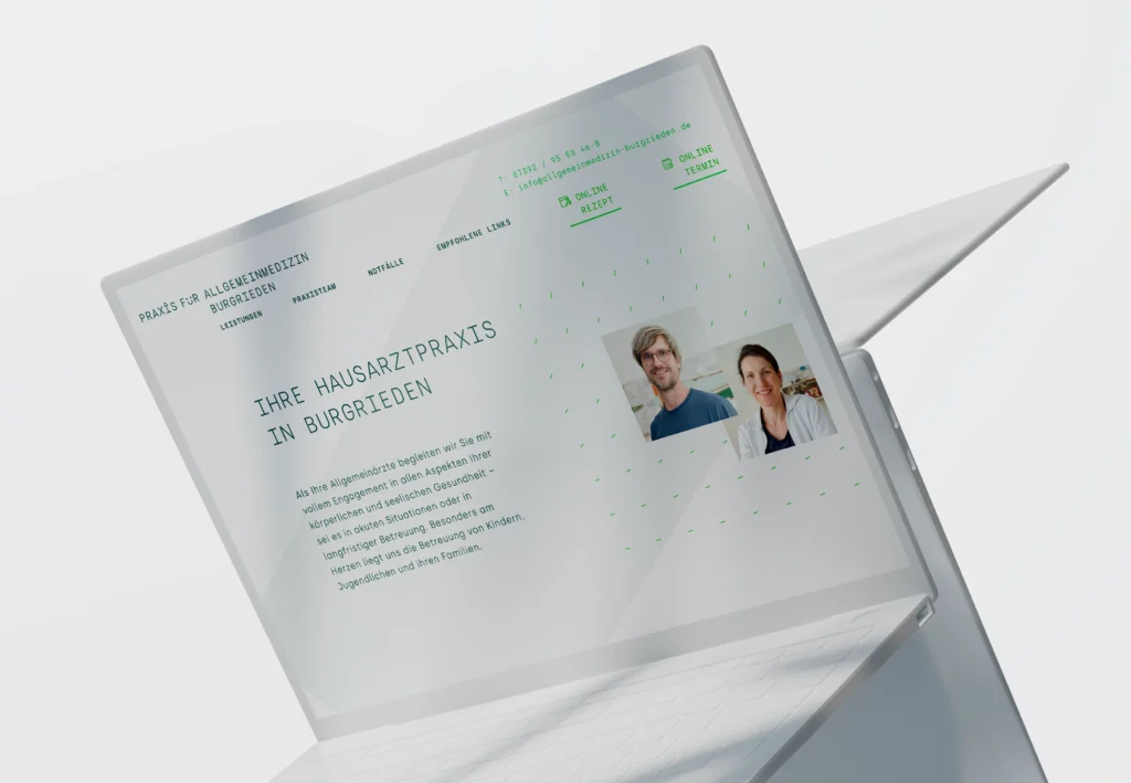 Farbe im Corporate Design: Arztpraxis-Website auf hellem Laptop – kühle Grautöne mit leuchtend grünen Akzenten (Navigation, CTAs „Online Rezept/Termin“), seriös und freundlich.